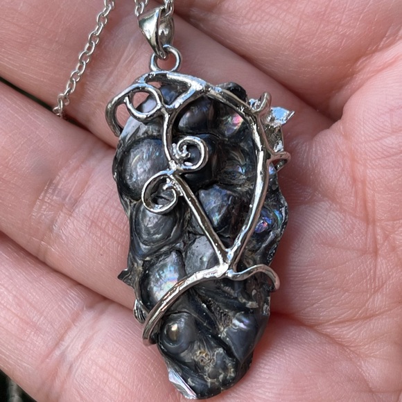 Black pearl on mother of pearl silver pendant - Picture 7 of 8